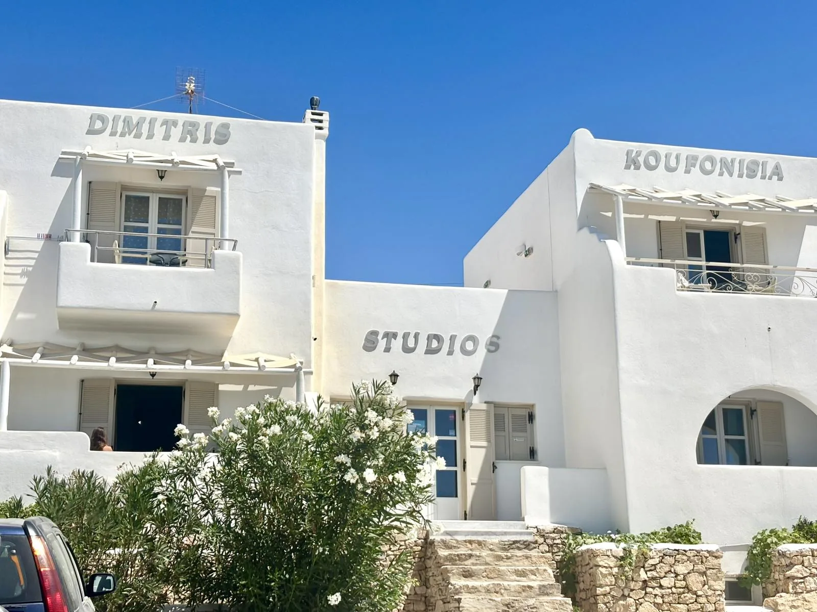 Λευκή κυκλαδίτικη πρόσοψη του Dimitris Studios