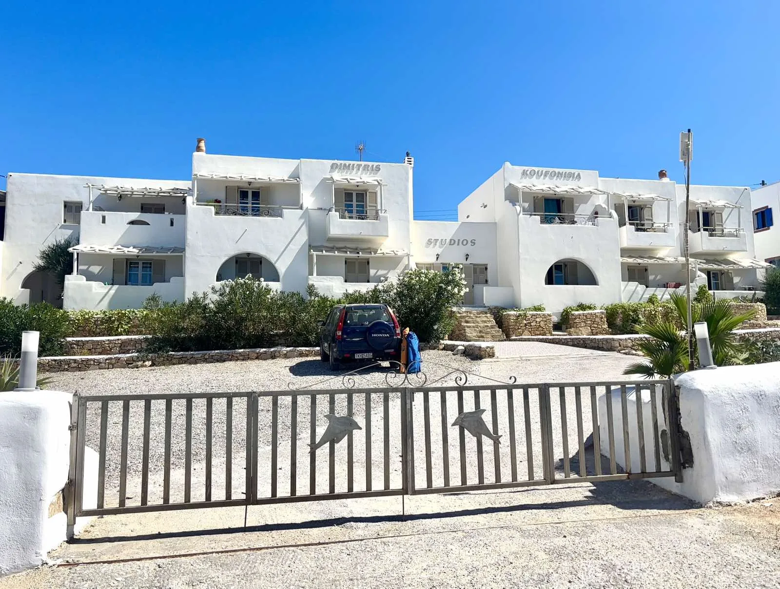 Είσοδος και εξωτερική όψη του καταλύματος
