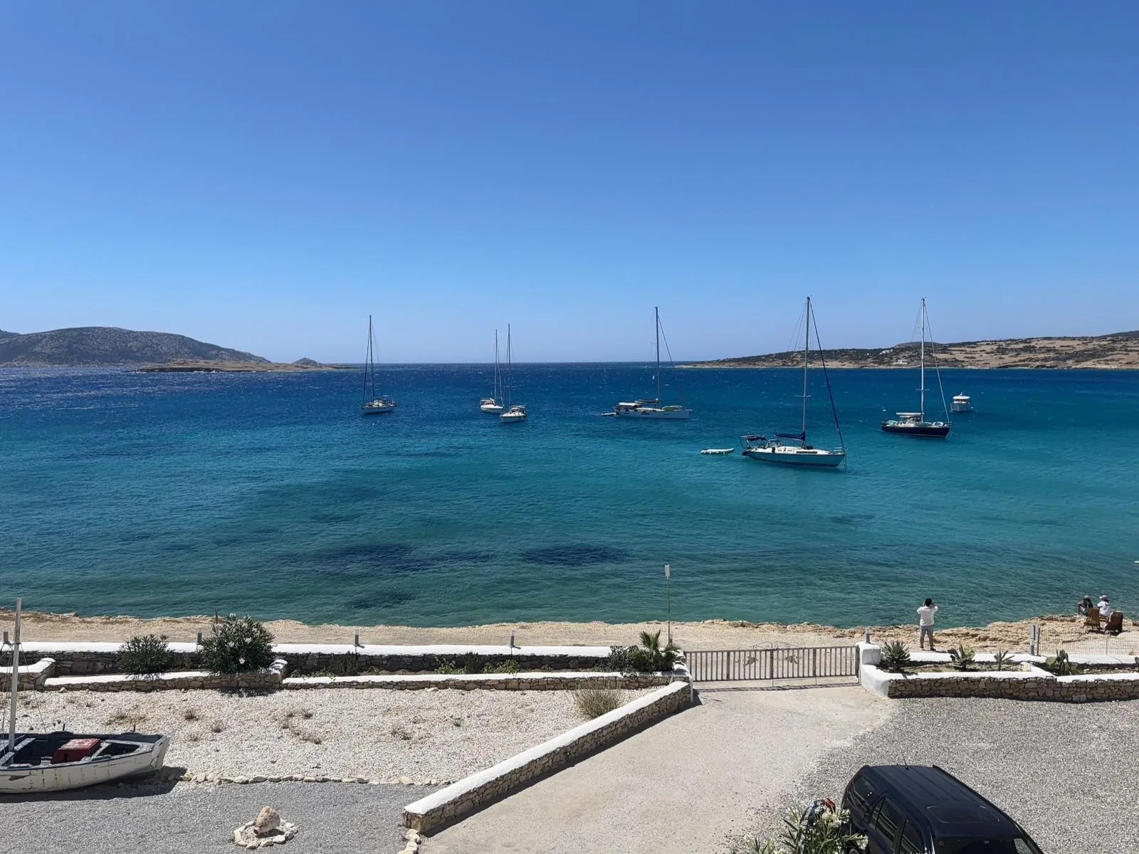 Θέα στη θάλασσα των Κουφονησίων με ιστιοπλοϊκά
