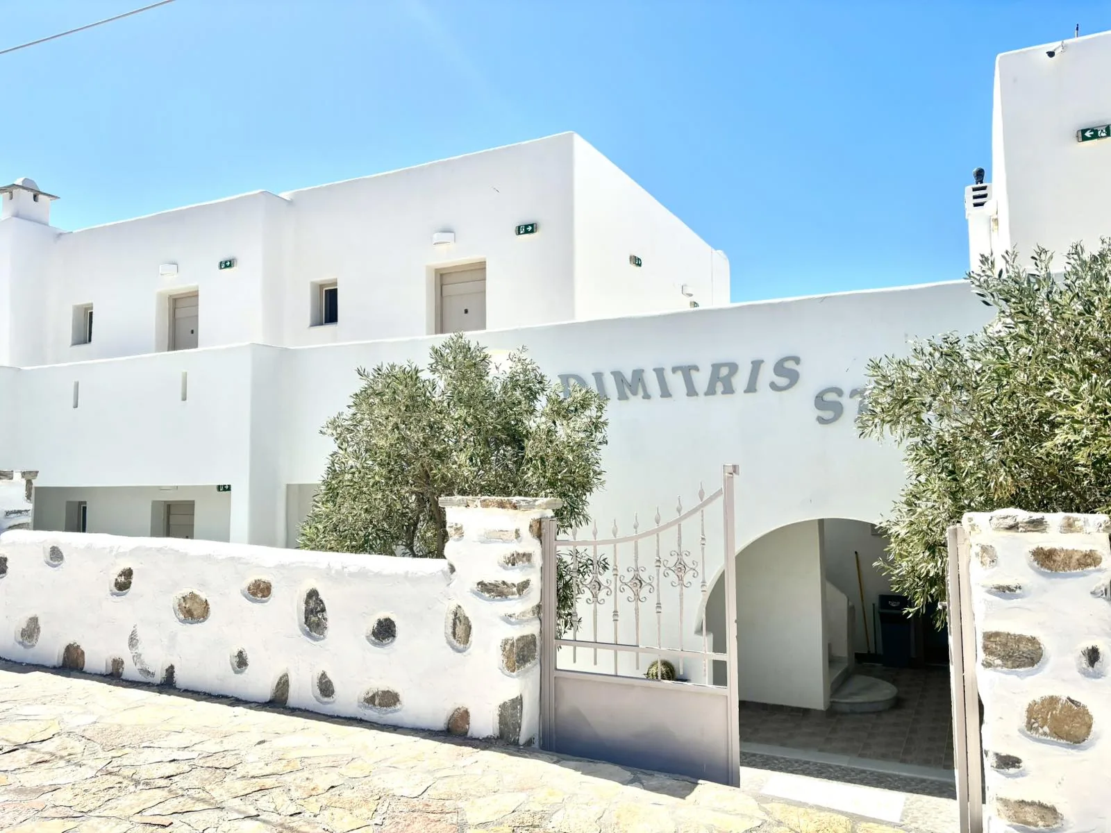 Λευκή πλαϊνή όψη του Dimitris Studios
