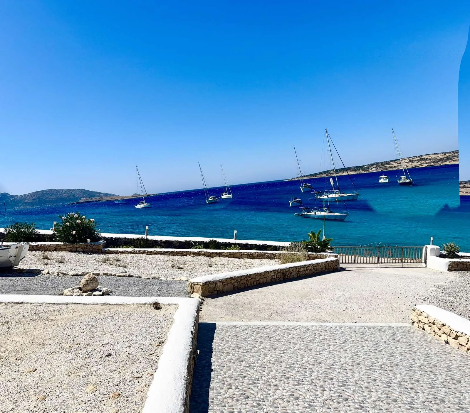 Παραθαλάσσια θέα με γαλάζια νερά