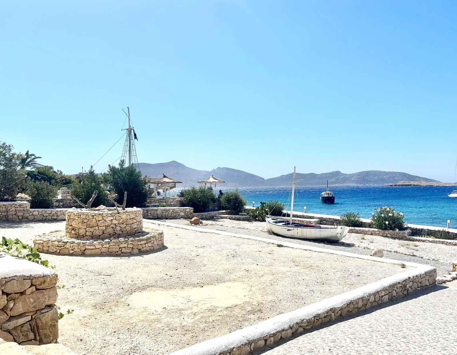 Αυλή και πέτρινα τοιχία μπροστά στη θάλασσα