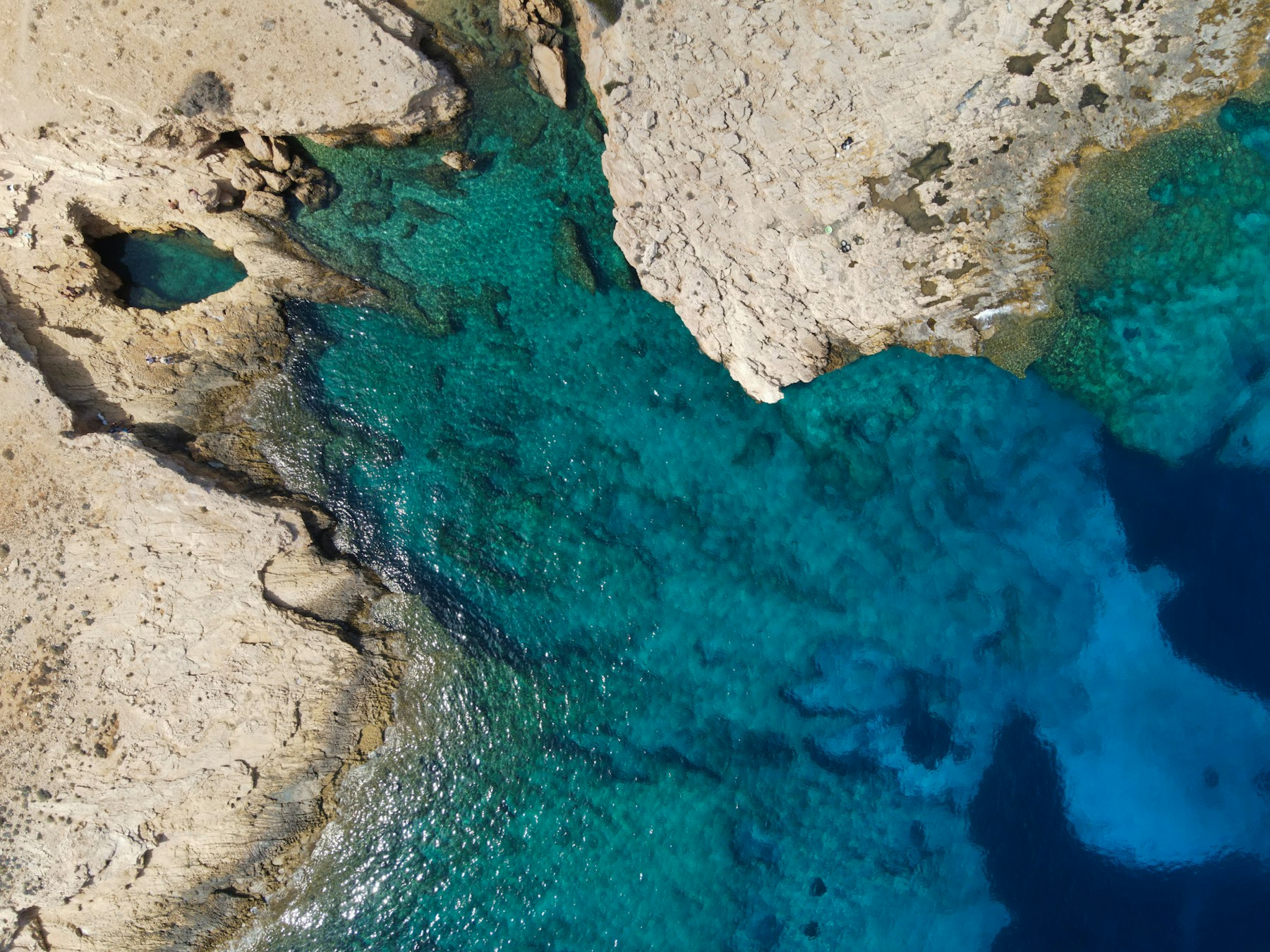 Φυσική πισίνα και βραχώδης ακτή στα Κουφονήσια