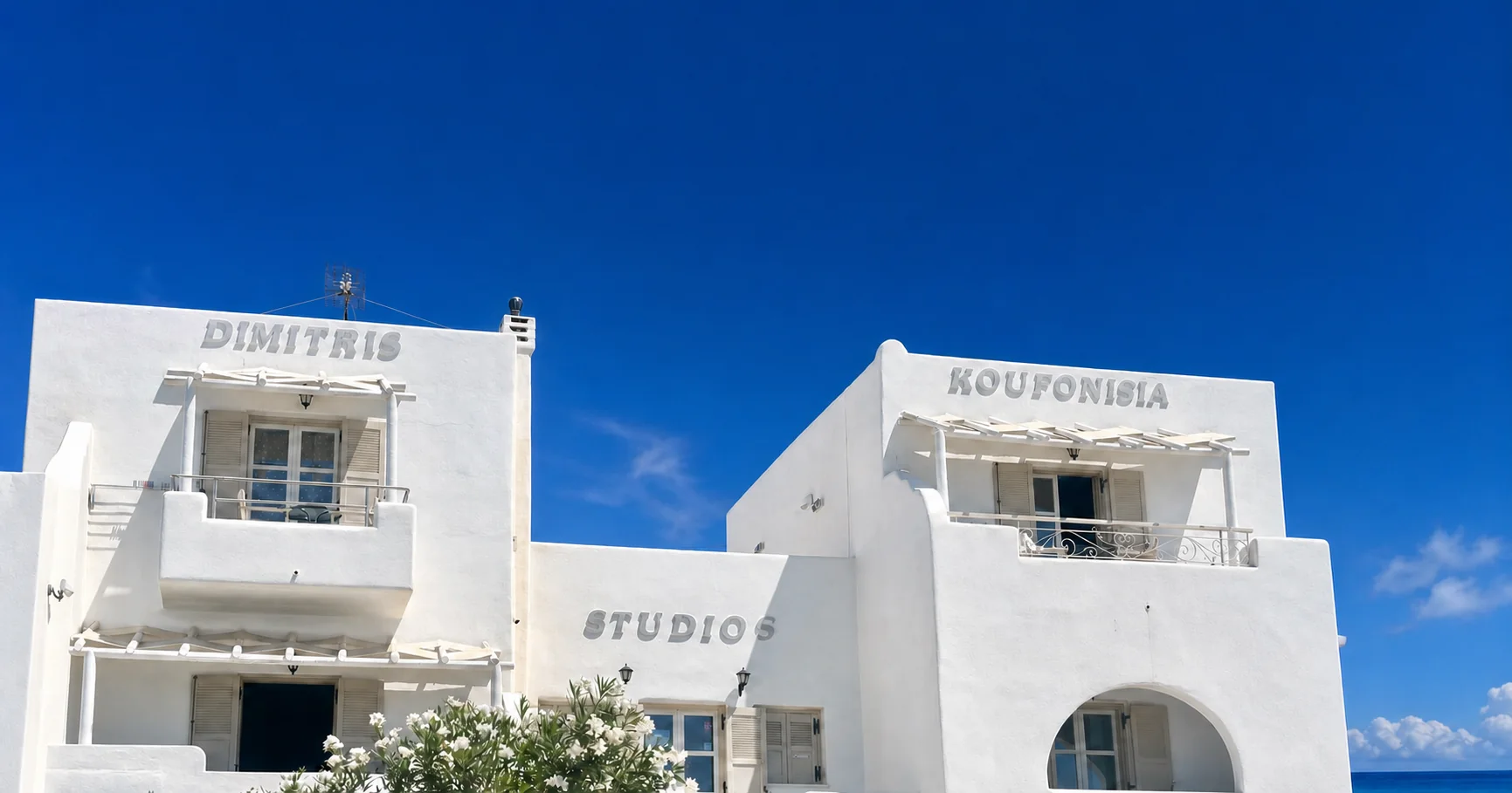 Λευκή κυκλαδίτικη πρόσοψη Dimitris Studios