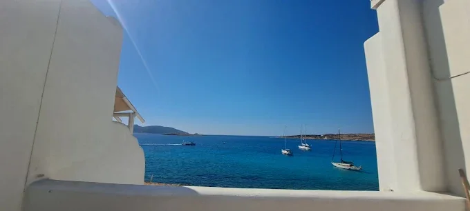 Θέα στο Αιγαίο και στα ιστιοπλοϊκά